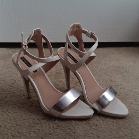 Zabella Rue White Criss-Cross Strap Heels Size 8 - Picture 6 of 7